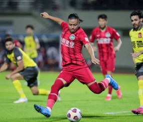 九游体育-包含赛地聚焦：中超集结日热度飙升，芝加哥公牛调整名单，管理层满意，更衣室氛围转暖的词条