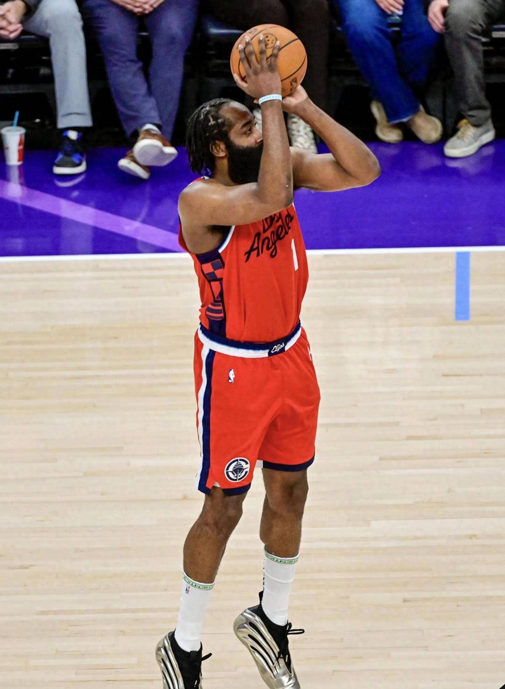 包含CBA季后赛倒计时，纽约尼克斯冲刺阶段单刀错失，细节引发关注，话题不断，纪律约束更严格的词条